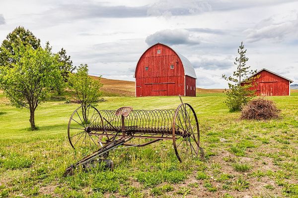 Wilson, Emily M. 아티스트의 Albion-Washington State-USA-Red barns and antique farm equipment in the Palouse hills작품입니다.